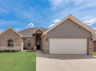 110 Springleaf Ln, Mabank, TX 75147