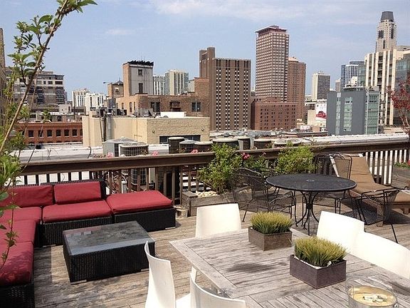 5th image of 225 W Huron St APT 517