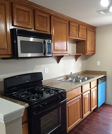 3rd image of 2321 Parkrose St
