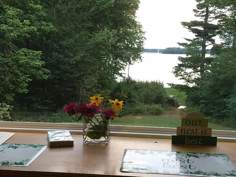 Breakfast bar with view to the lake
