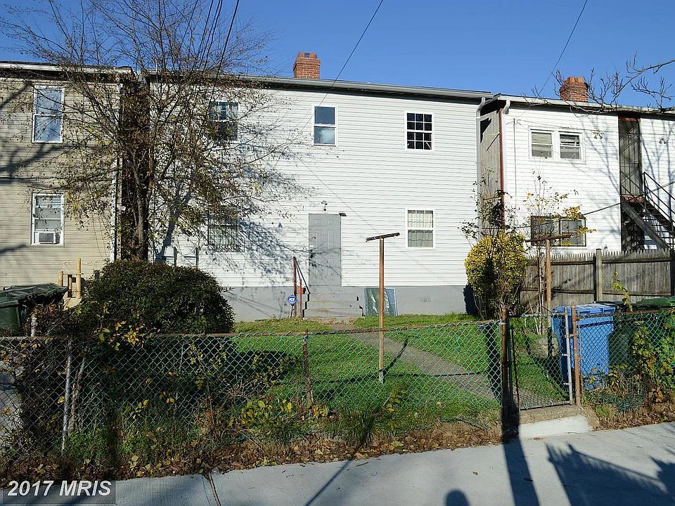 Fenced rear yard