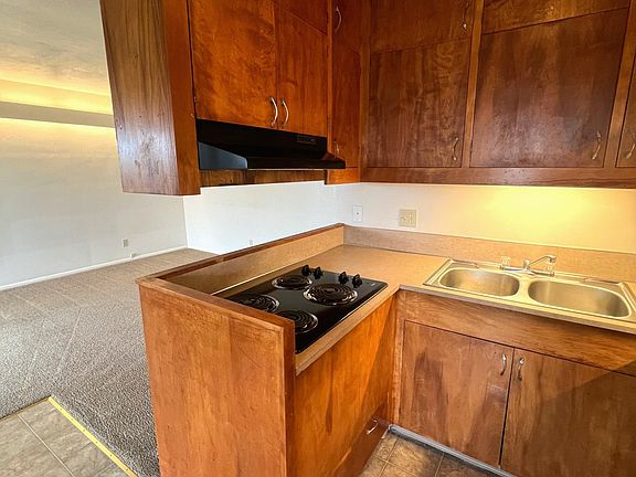 5th image of 170 Owens St S #106
