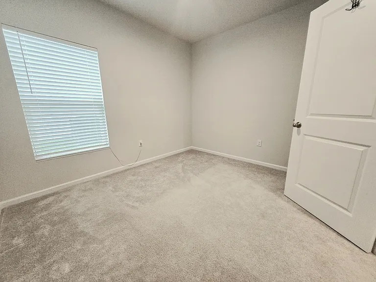 1121 Lexington Ln — Photo 10