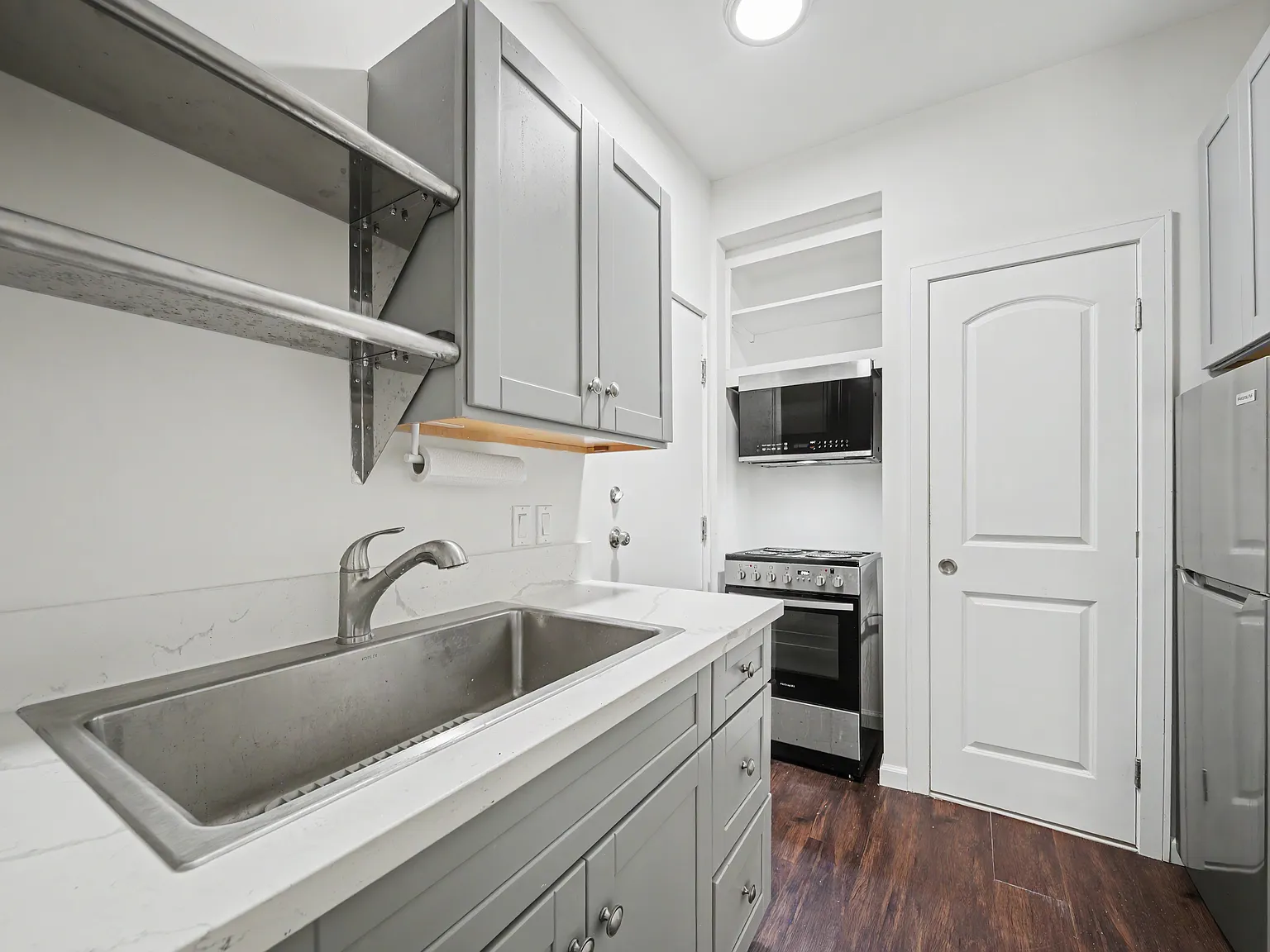 Studio, 300 sqft, $1,595 — Photo 4