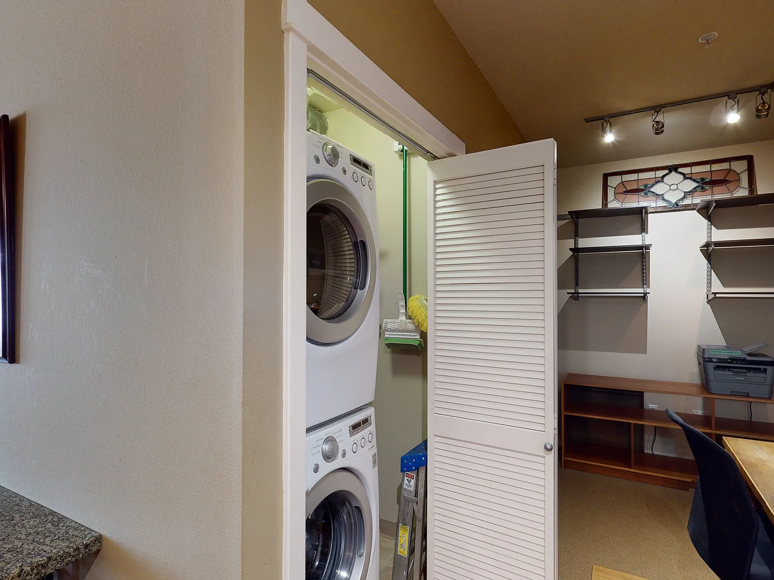 1 bed, 1.5 bath, 869 sqft, $2,300 — Photo 4