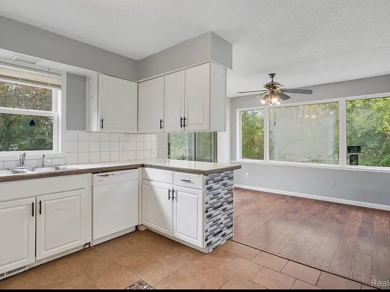 13157 Lake Point Blvd — Photo 9