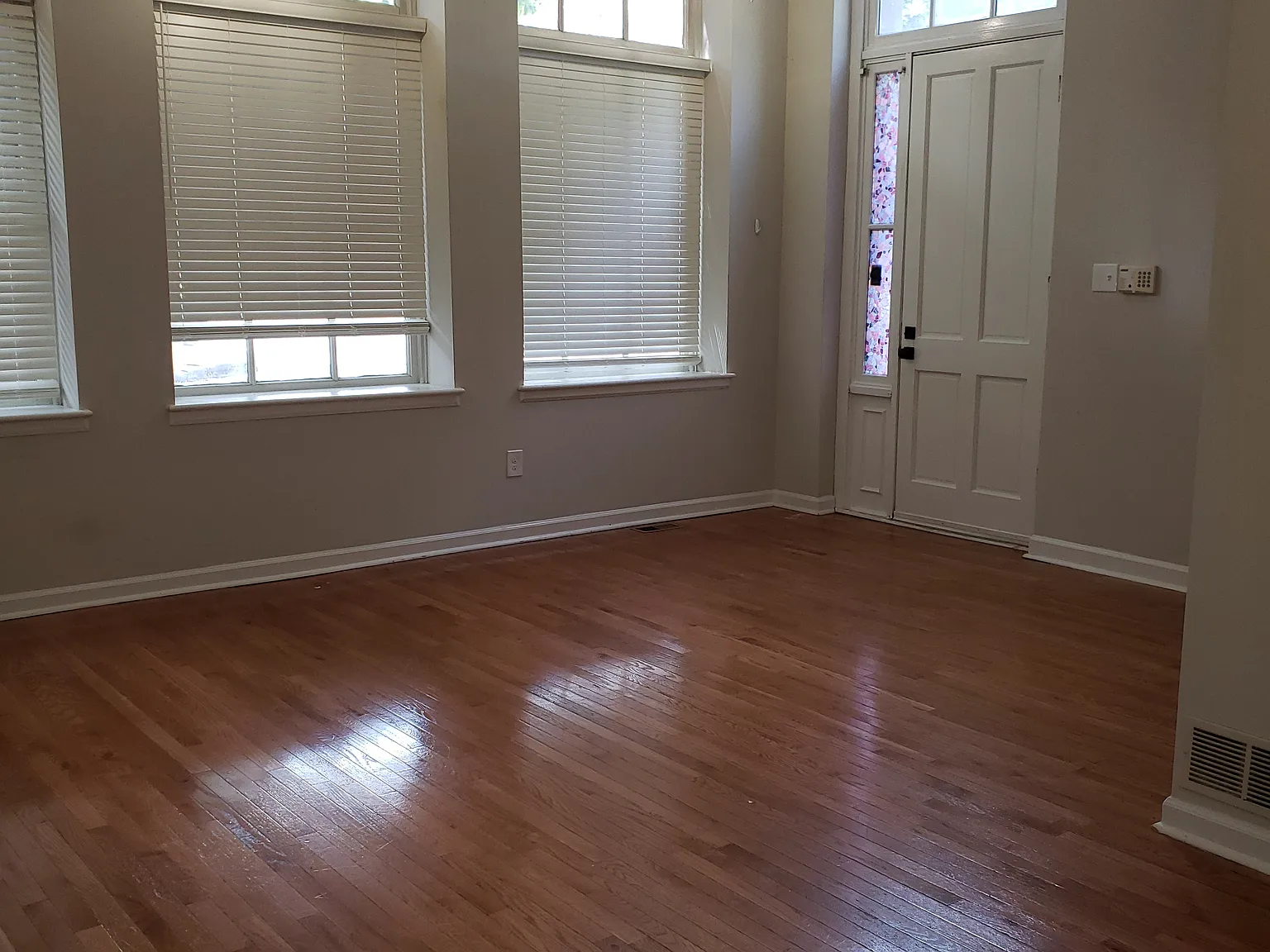 2 bed, 900 sqft, $1,550 — Photo 2