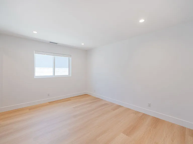 1415 W 222nd St — Photo 27