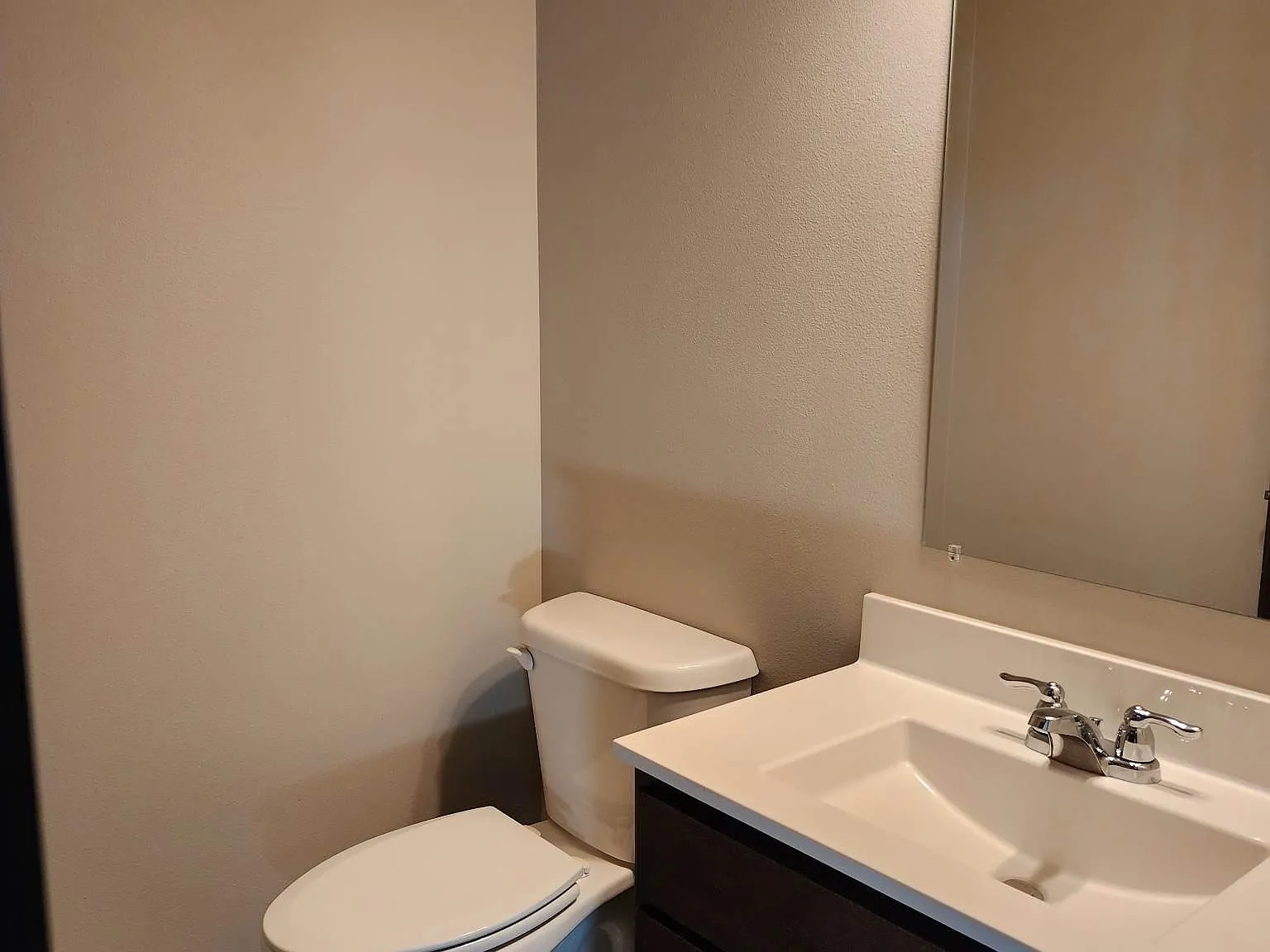3 bed, 2.5 bath, 1719 sqft, $2,100 — Photo 3