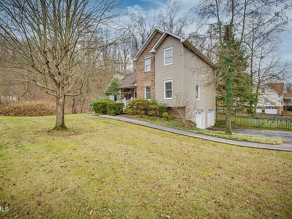 3rd image of 700 Woodgreen Ln