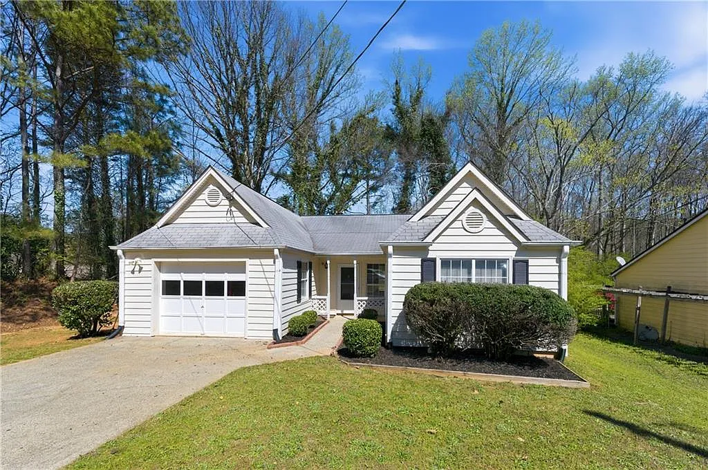 3 bed, 2.0 bath, 1258 sqft, $2,095 — Photo 2