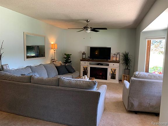 4th image of 5080 Woodstock Dr
