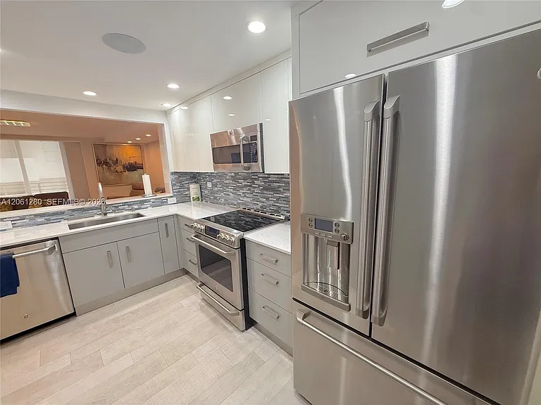 5555 Collins Ave #12C — Photo 10