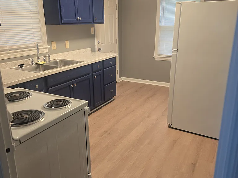 208 Crescent Dr — Photo 2