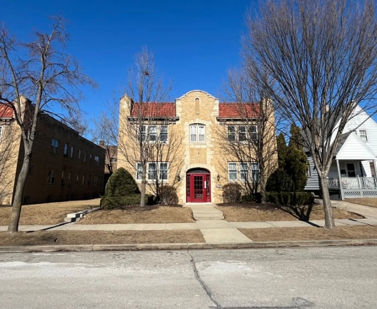 1806 E Kenmore Pl — Photo 1