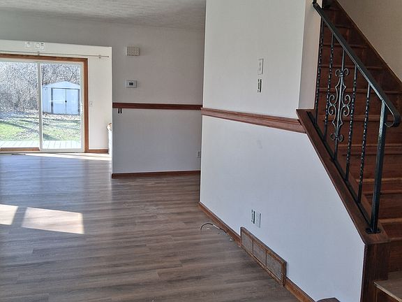 Spacious living/dining room with vaulted ceiling - Tons of light
