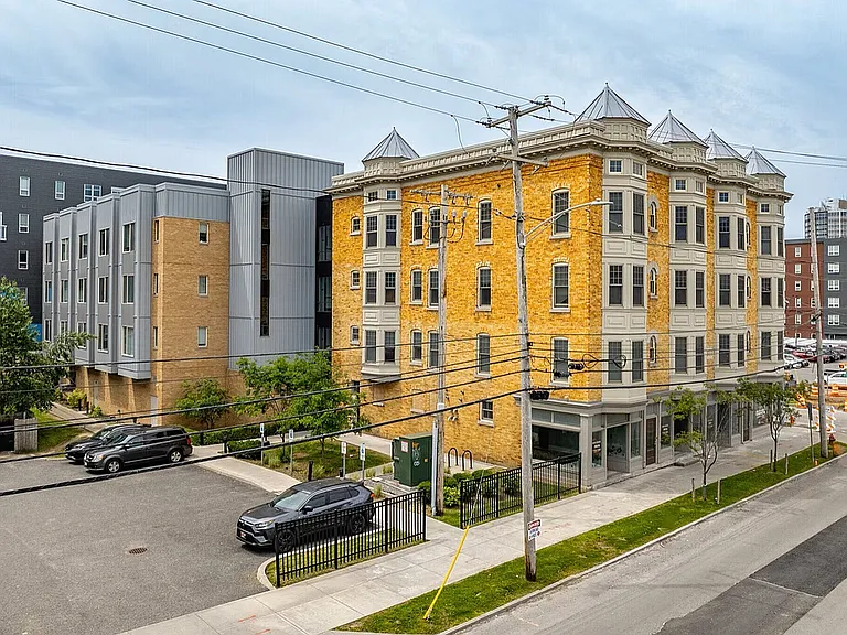 UnCommon Apartments — Photo 33