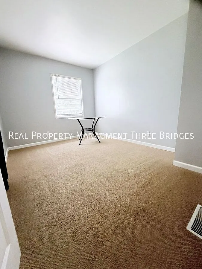 Amazing 3 Bedroom Florissant Home — Photo 4