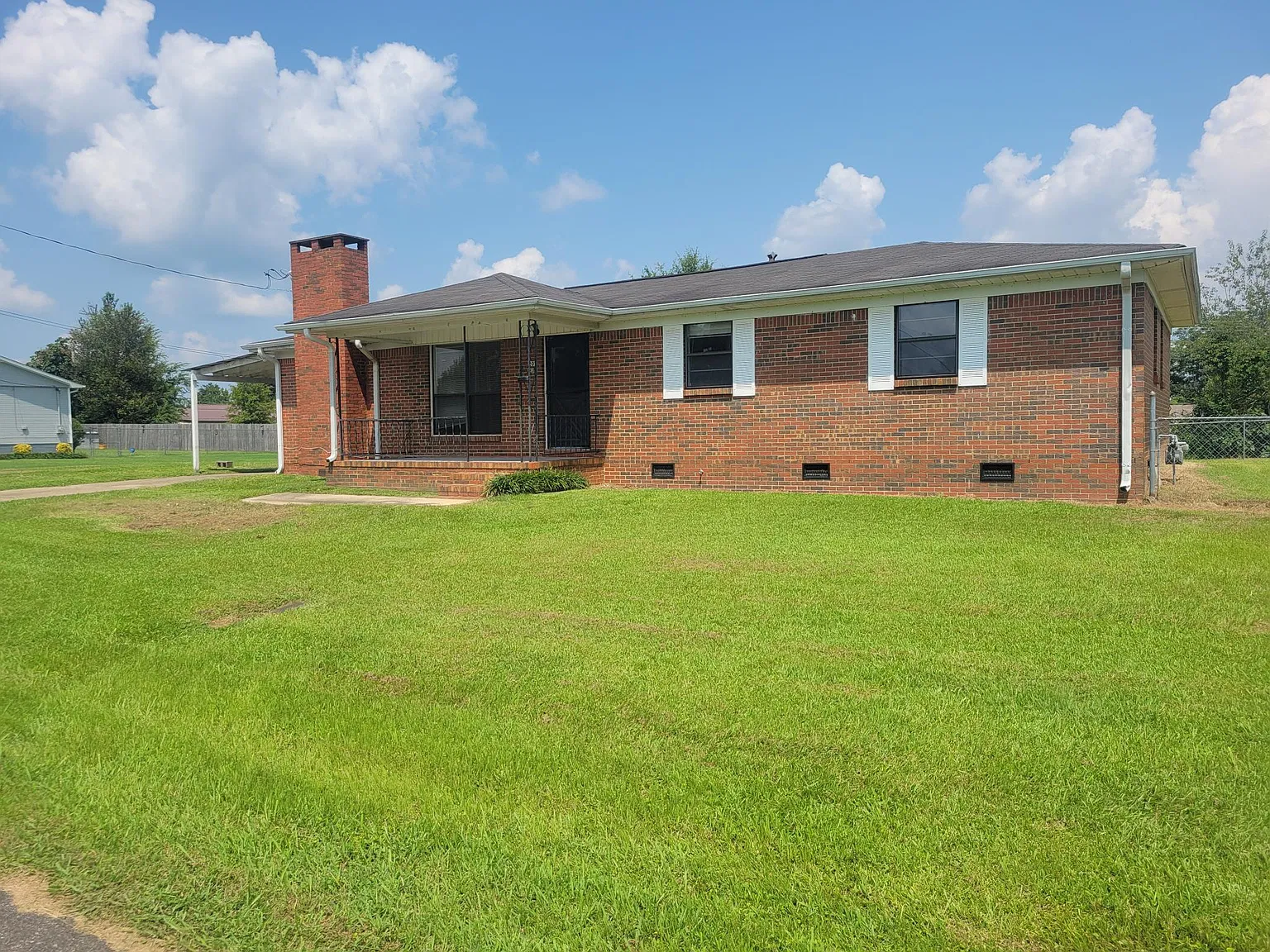 4 bed, 1.5 bath, 1320 sqft, $1,650 — Photo 2