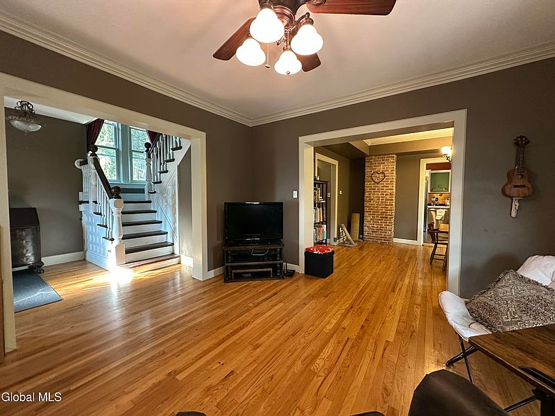 5th image of 60 Oak Street