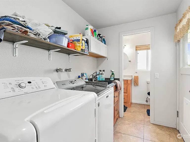 21235 Plaza Dr — Photo 14