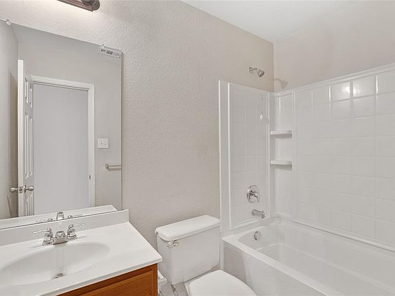 4th image of 488 Eisenhower Ln