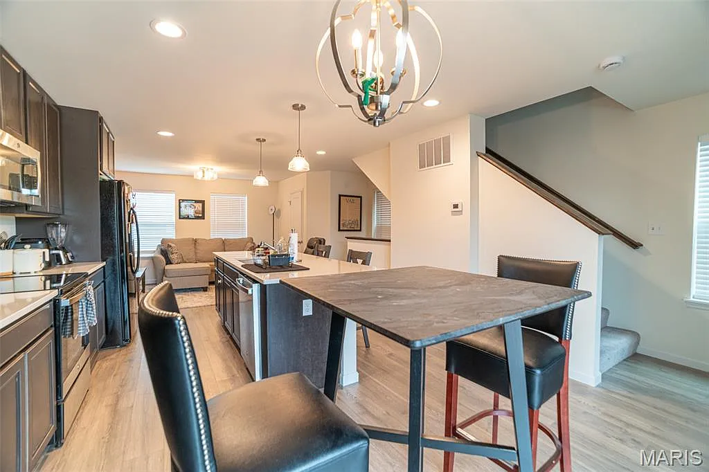 2 bed, 1295 sqft, $2,650 — Photo 4