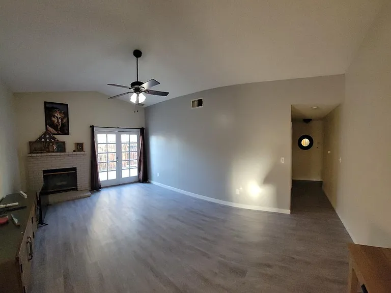616 Glen Ct — Photo 4