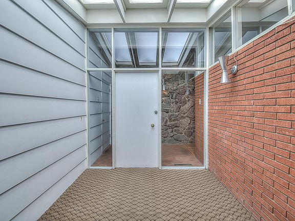5th image of 400 La Veta Dr NE