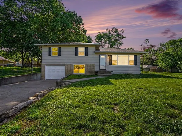 305 Hawthorne St, Smithville, MO 64089