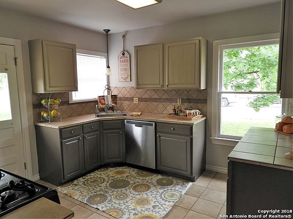 5th image of 414 Senisa Dr