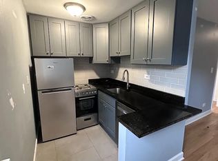 663 W Grace St #109, Chicago, IL 60613