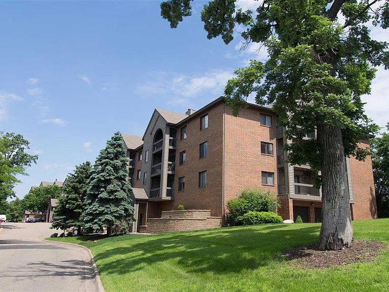 The Woodlands of Minnetonka Apartments — Photo 29