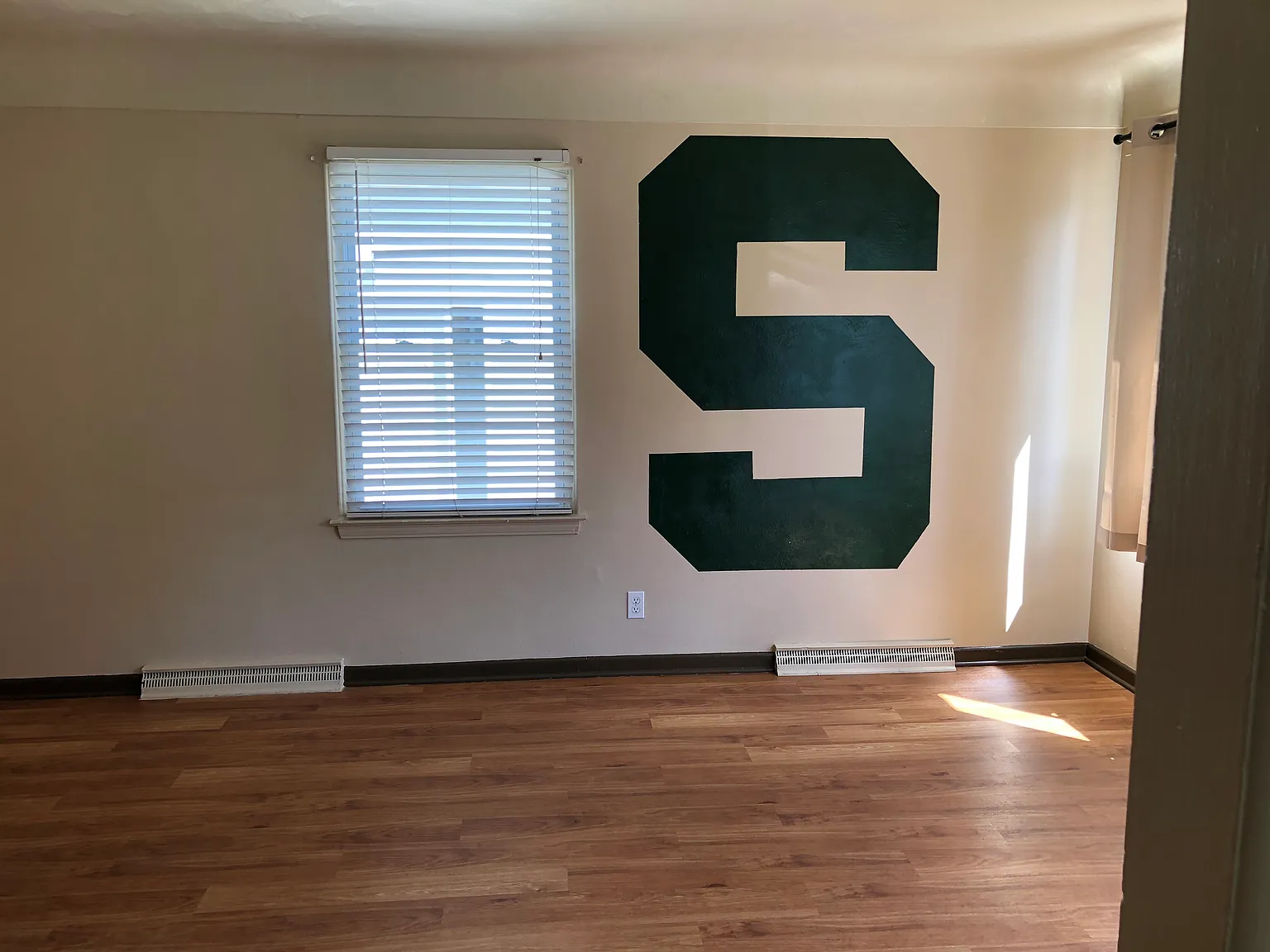 4 bed, 1.5 bath, 1031 sqft, $3,000 — Photo 2