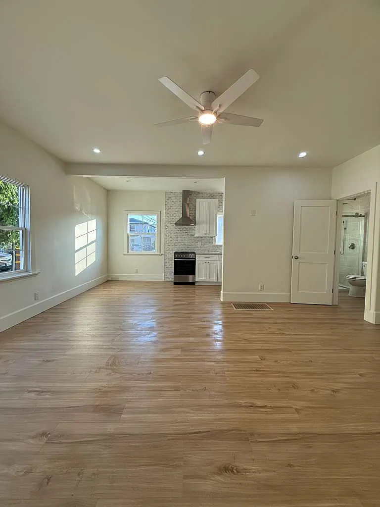 Studio, 420 sqft, $2,100 — Photo 2