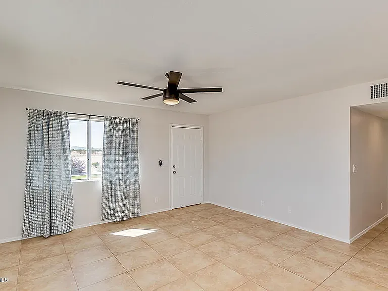3 bed, 1165 sqft, $2,590 — Photo 3