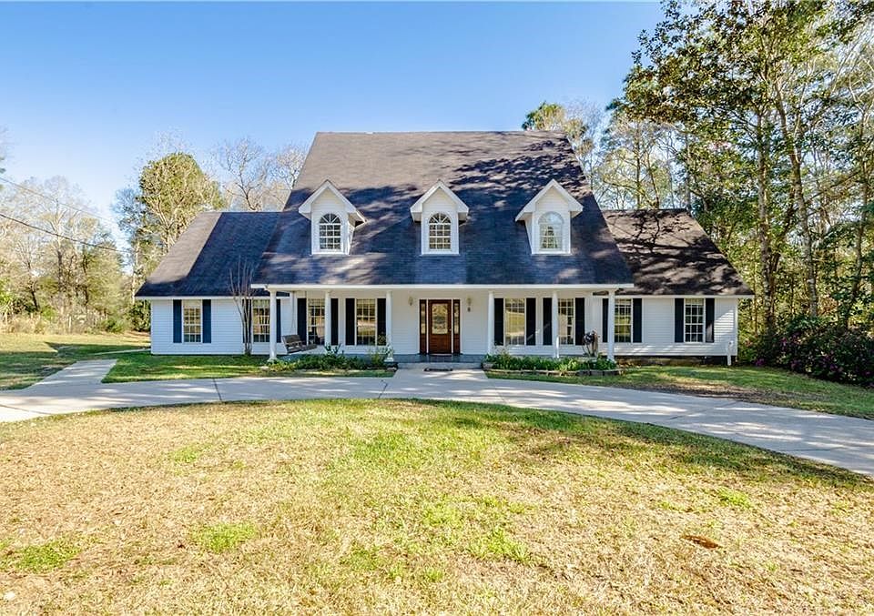 Large updated home in the heart of Semmes