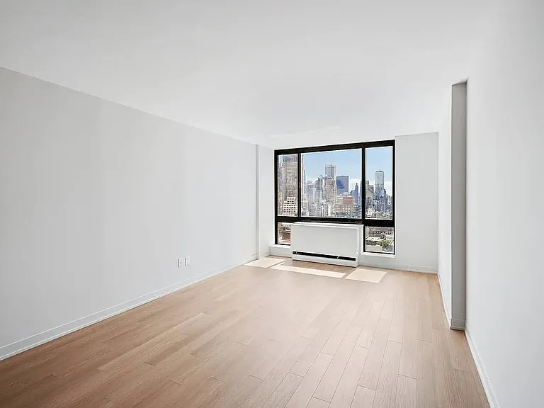 Columbus Cir #N20F — Photo 2
