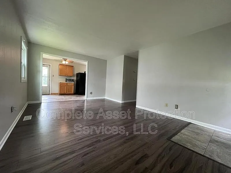 3 bed, 1.0 bath, 924 sqft, $1,625 — Photo 2