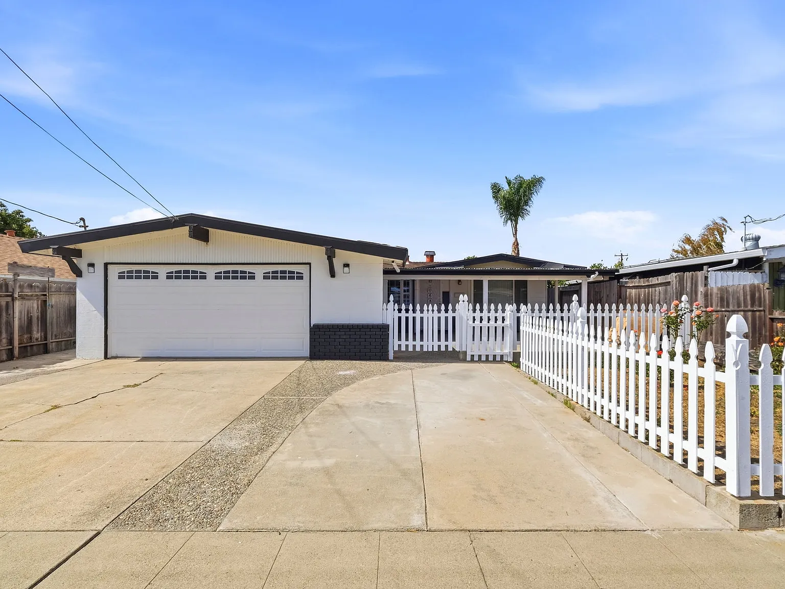 3 bed, 1128 sqft, $3,800 — Photo 1
