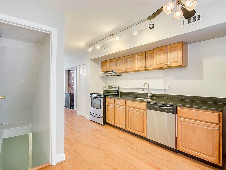 7 E Hamburg St — Photo 11