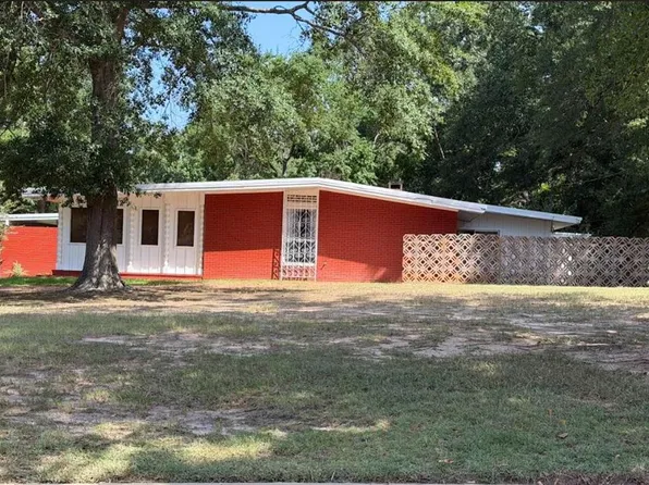 212 Pearl St, Center, TX 75935