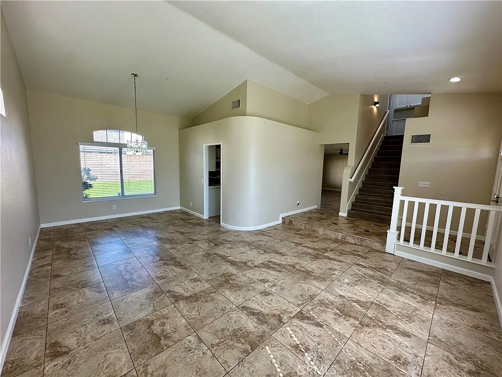 5 bed, 2055 sqft, $3,995 — Photo 3