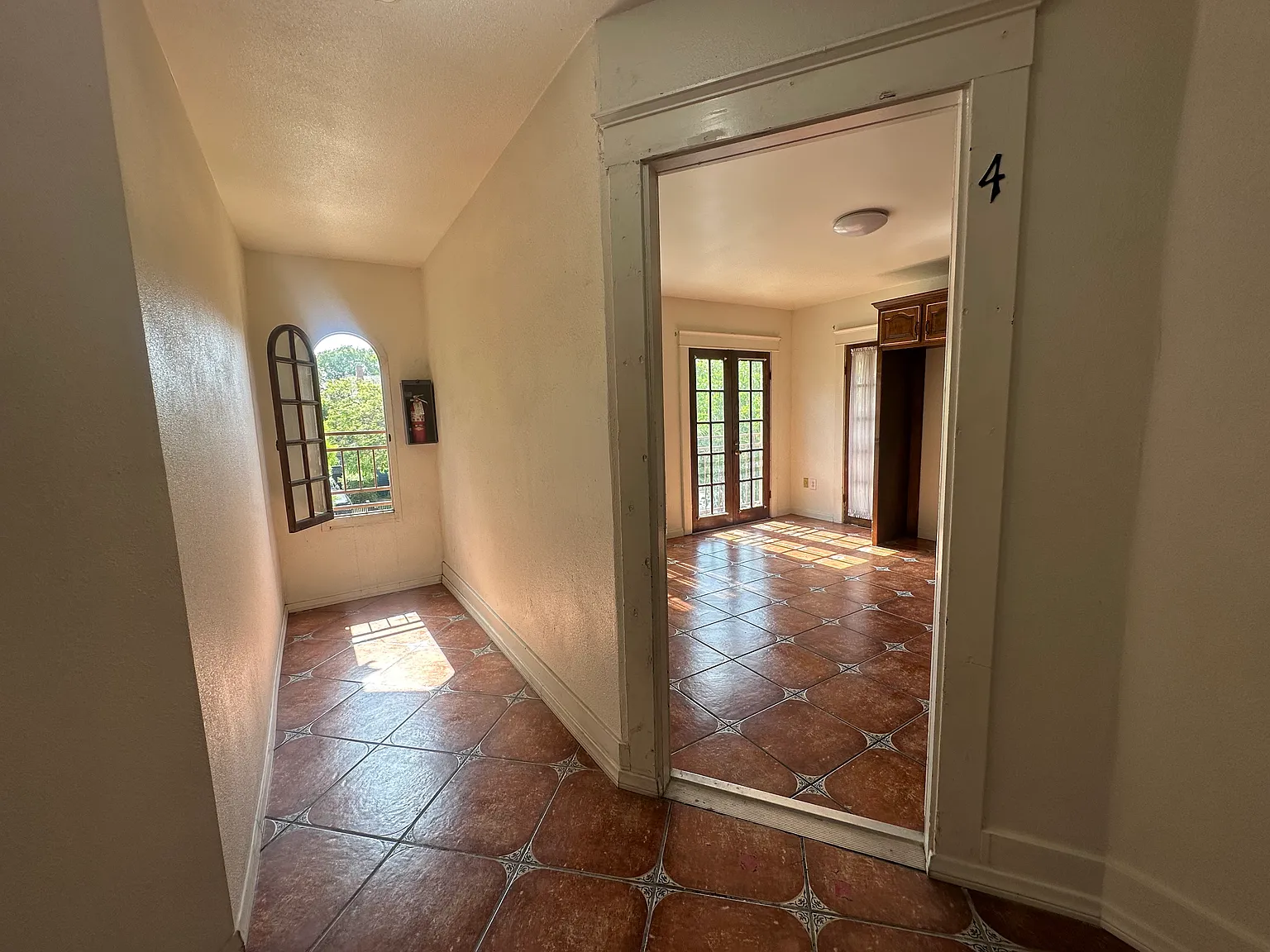 3 bed, 750 sqft, $2,800 — Photo 2