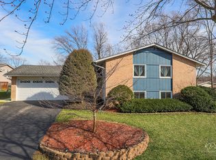 6121 Green Dr, Woodridge, IL