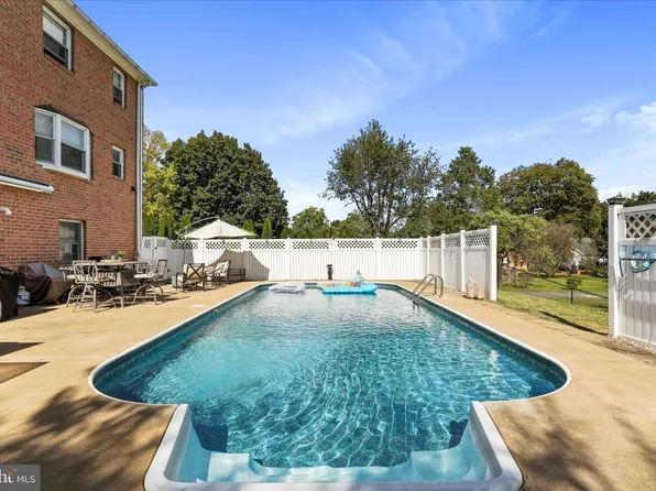 305 N Red Hill Rd, Martinsburg, WV 25401