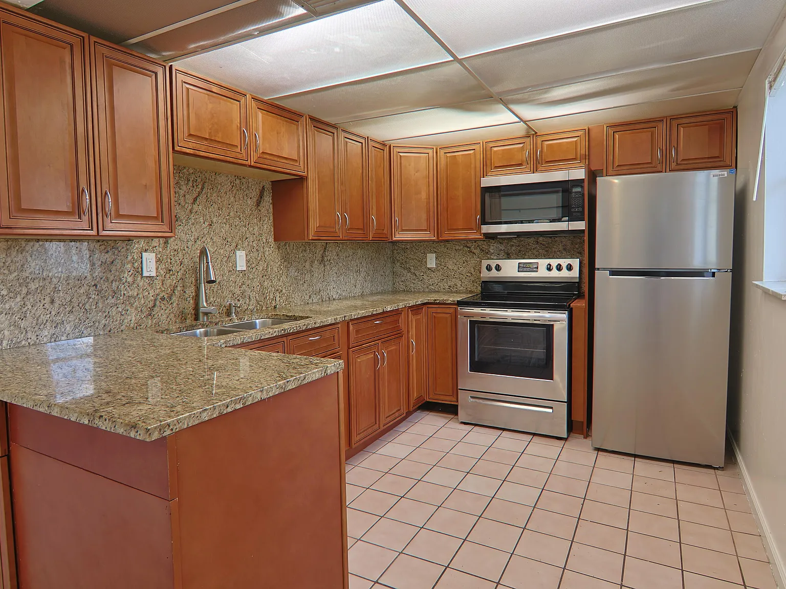 3 bed, 2.5 bath, 1420 sqft, $2,500 — Photo 2