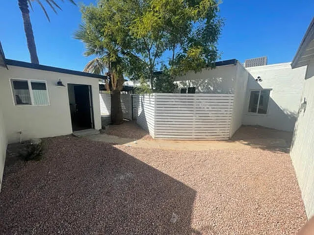 1437 E Diamond St #A — Photo 8