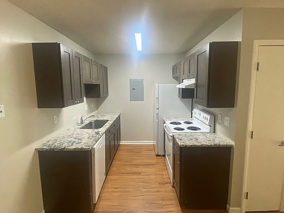 3rd image of 940 E 16th St #303