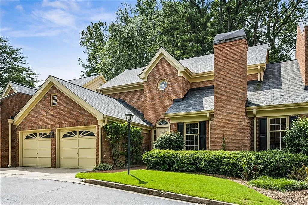 52 Ivy Chase NE photo 1